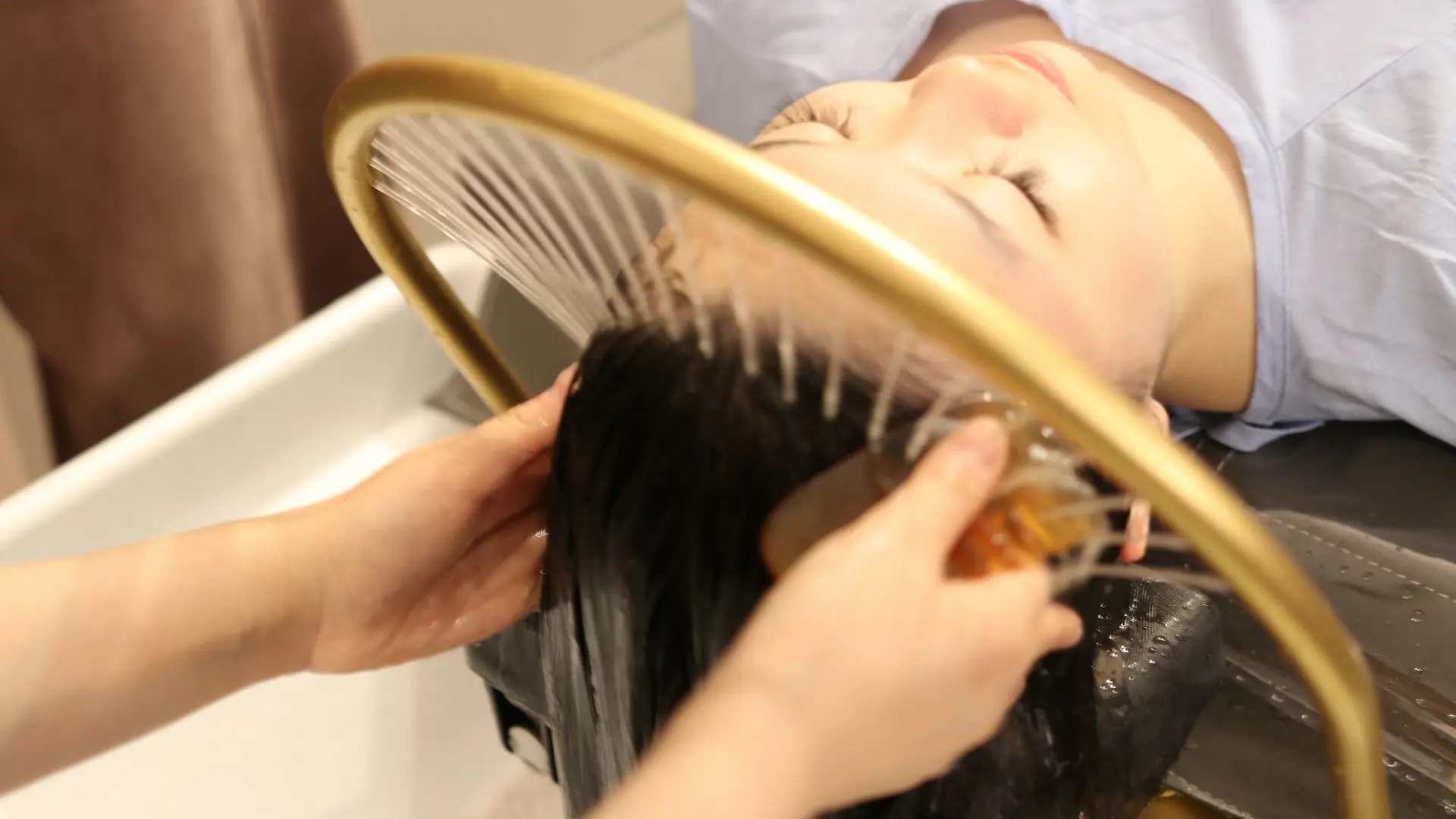 Scalp cleansing with a circulating water ring
