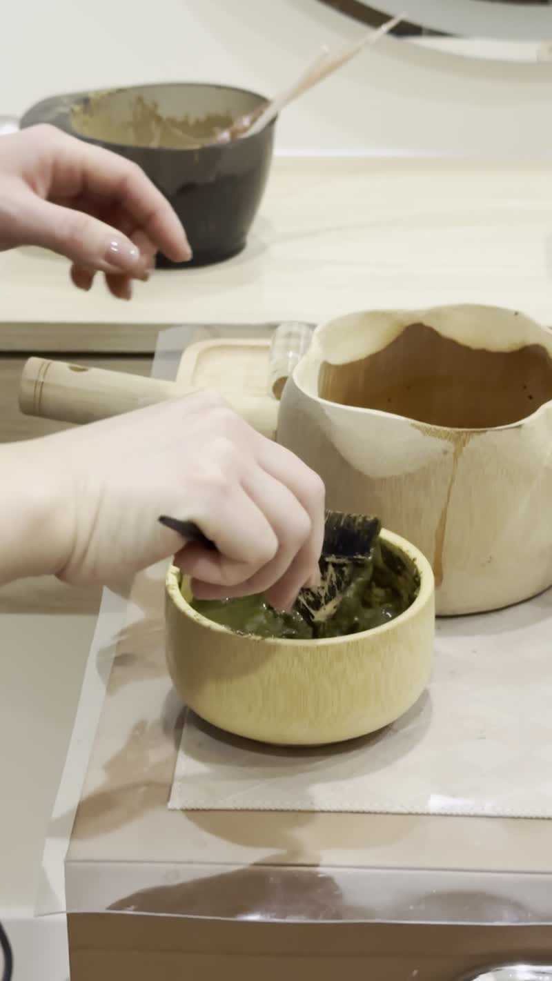 在 Dr.Scalp 的碗中调配草本膏