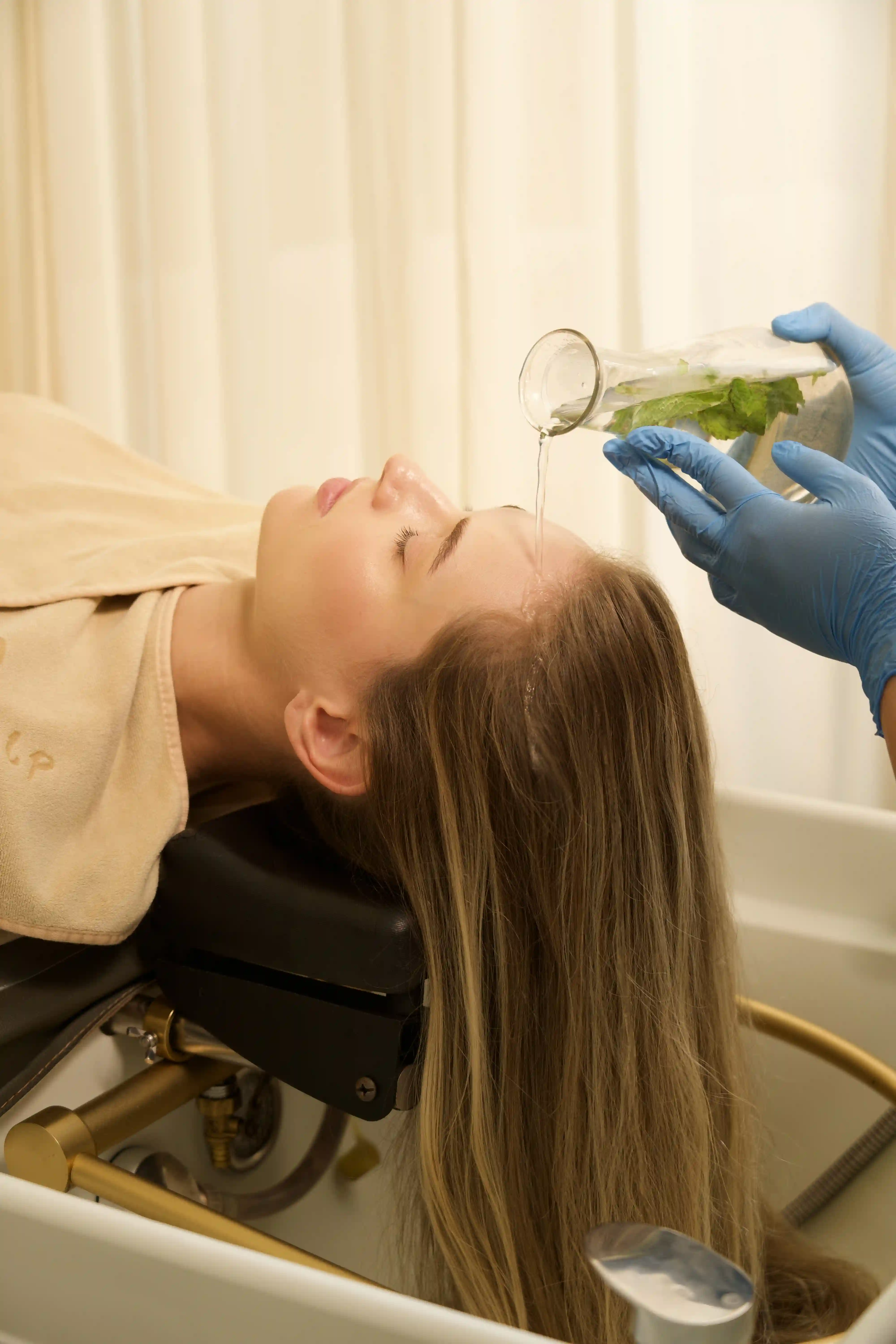 Dr.Scalp 护理师为顾客涂抹草本调配