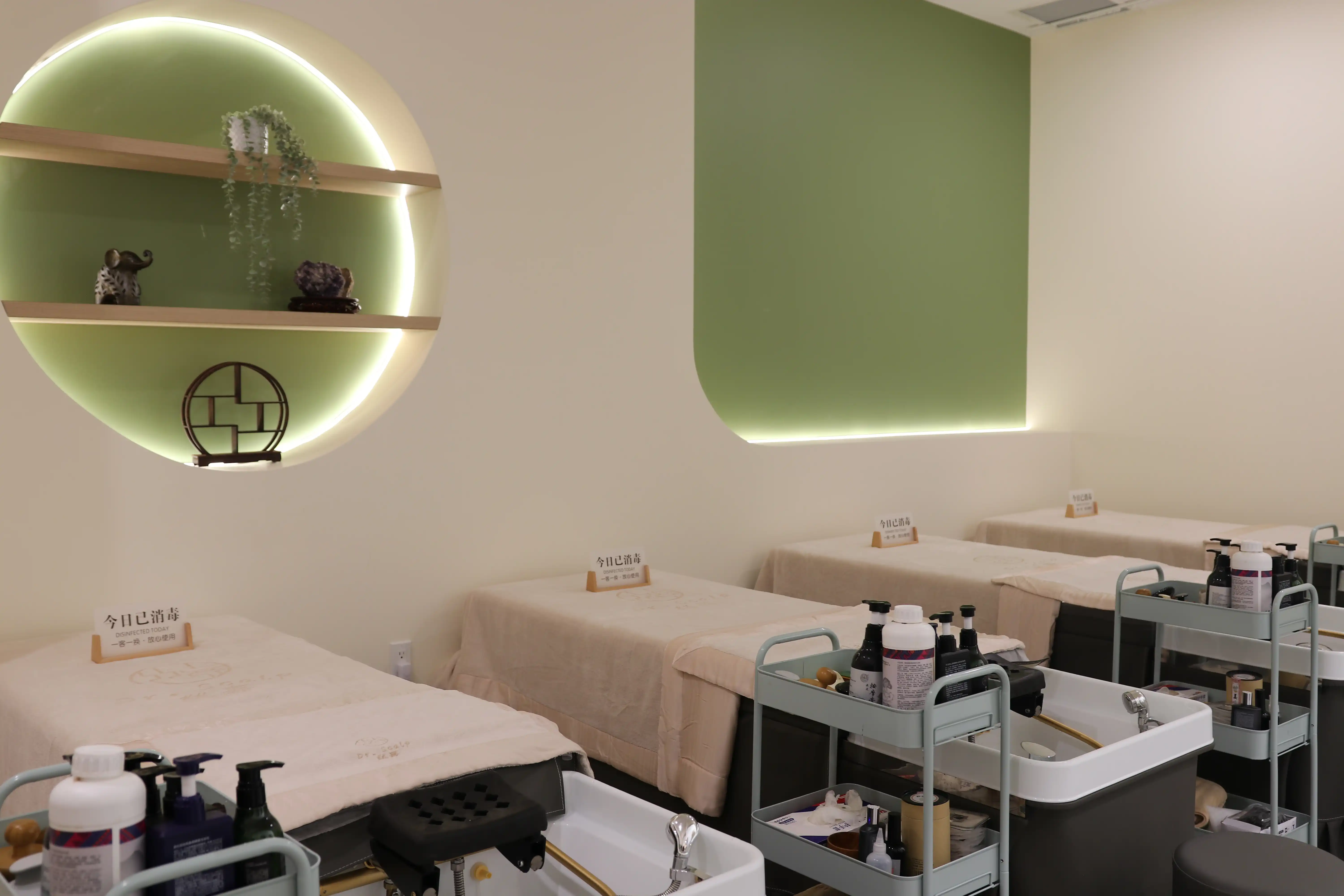 Dr.Scalp 配有专业设备、已准备就绪的疗程工位